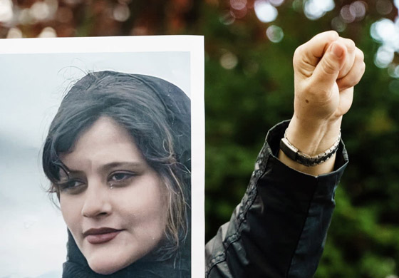  صورة رقم 4 - إيرانيات تحرقن أغطية رؤوسهن خلال مظاهرات واحتجاجات معادية للحجاب