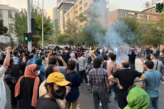  صورة رقم 18 - إيرانيات تحرقن أغطية رؤوسهن خلال مظاهرات واحتجاجات معادية للحجاب