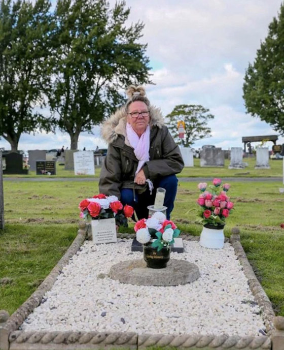  صورة رقم 2 - اكتشفت امرأة بريطانية، بأنها تزور قبراً غير قبر والدها لمدة تزيد عن أكثر من أربعين عاماً، مما أصابها بالصدمة والإحباط.