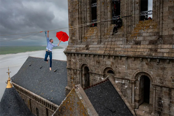  صورة رقم 13 - فيديو: مغامر فرنسي يحطم رقما قياسيا بالسير على حبل معلق بالهواء!