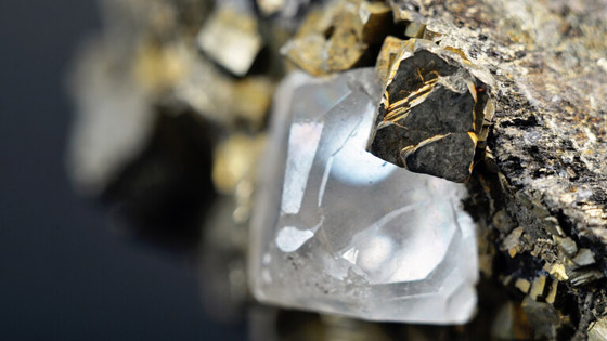  صورة رقم 1 - العثور على نوع نادر من الماس يكشف أسرار بيئة غنية بالمياه كامنة في باطن الأرض