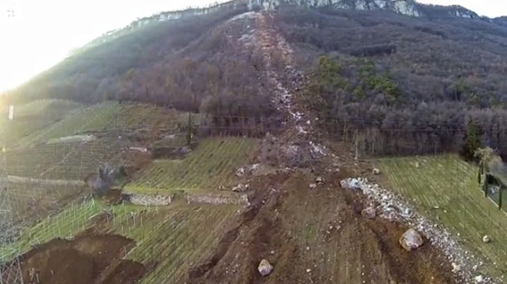  صورة رقم 2 - فيديو وصور: صخرة ضخمة تدمر منزلا تاريخيا عمره 300 عام في إيطاليا