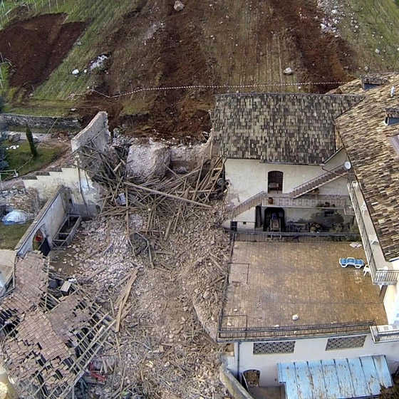  صورة رقم 4 - فيديو وصور: صخرة ضخمة تدمر منزلا تاريخيا عمره 300 عام في إيطاليا