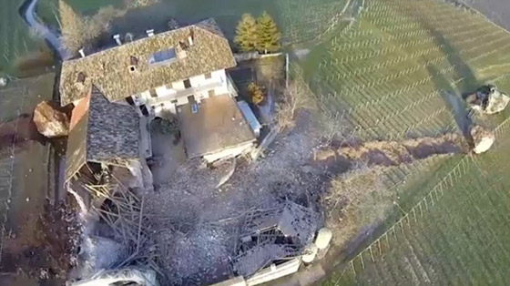  صورة رقم 5 - فيديو وصور: صخرة ضخمة تدمر منزلا تاريخيا عمره 300 عام في إيطاليا