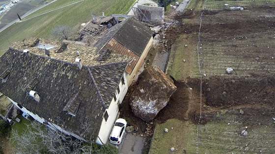  صورة رقم 6 - فيديو وصور: صخرة ضخمة تدمر منزلا تاريخيا عمره 300 عام في إيطاليا
