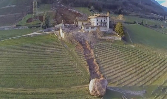  صورة رقم 7 - فيديو وصور: صخرة ضخمة تدمر منزلا تاريخيا عمره 300 عام في إيطاليا