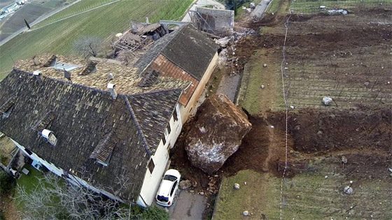  صورة رقم 9 - فيديو وصور: صخرة ضخمة تدمر منزلا تاريخيا عمره 300 عام في إيطاليا