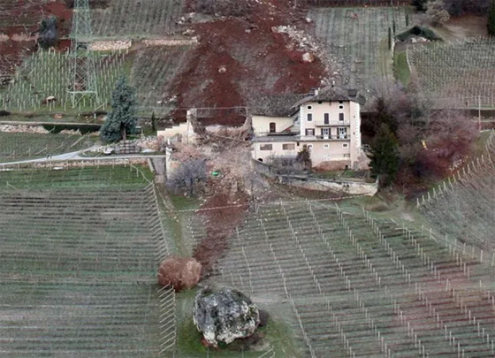  صورة رقم 10 - فيديو وصور: صخرة ضخمة تدمر منزلا تاريخيا عمره 300 عام في إيطاليا