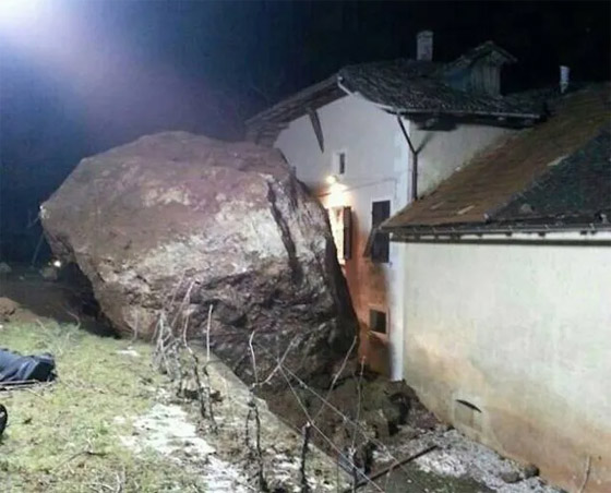  صورة رقم 11 - فيديو وصور: صخرة ضخمة تدمر منزلا تاريخيا عمره 300 عام في إيطاليا