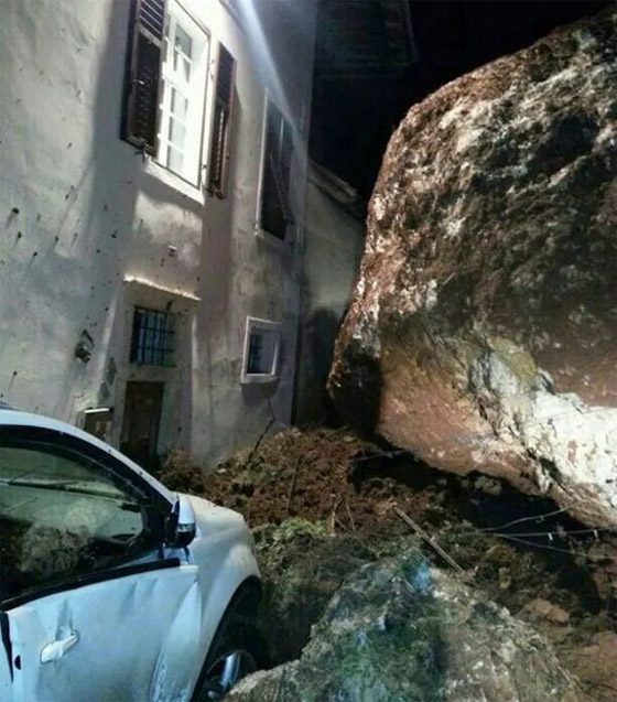  صورة رقم 12 - فيديو وصور: صخرة ضخمة تدمر منزلا تاريخيا عمره 300 عام في إيطاليا