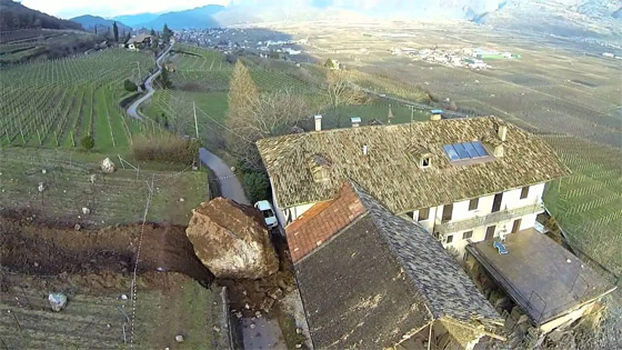  صورة رقم 13 - فيديو وصور: صخرة ضخمة تدمر منزلا تاريخيا عمره 300 عام في إيطاليا