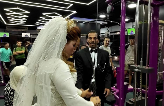  صورة رقم 6 - حملت عريسها بيد واحدة.. مصرية ترفع الأثقال خلال زفافها بالجيم! فيديو