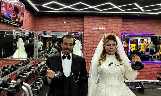  صورة رقم 9 - حملت عريسها بيد واحدة.. مصرية ترفع الأثقال خلال زفافها بالجيم! فيديو