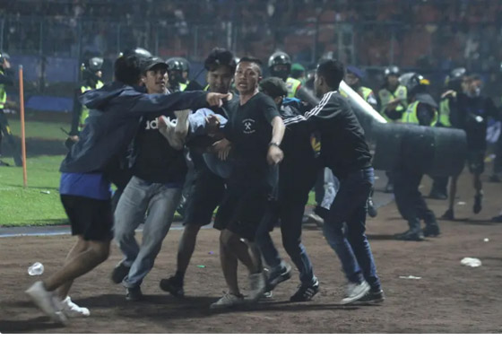 بعد وفاة 125 مشجعاً.. رئيس إندونيسيا يأمر بإيقاف الدوري صورة رقم 3