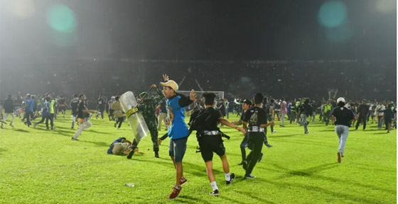 بعد وفاة 125 مشجعاً.. رئيس إندونيسيا يأمر بإيقاف الدوري صورة رقم 1