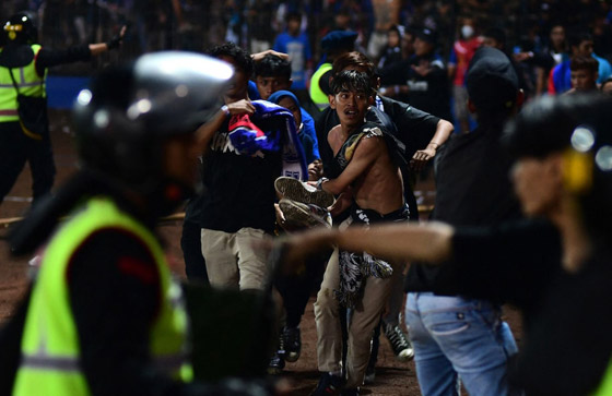  صورة رقم 2 - فيديو: 174 قتيلا و180 جريحا بأعمال شغب عقب مباراة كرة قدم بإندونيسيا