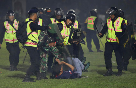  صورة رقم 5 - فيديو: 174 قتيلا و180 جريحا بأعمال شغب عقب مباراة كرة قدم بإندونيسيا
