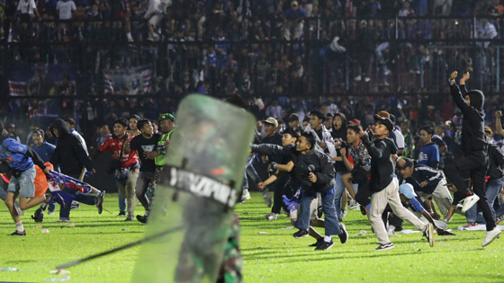  صورة رقم 6 - فيديو: 174 قتيلا و180 جريحا بأعمال شغب عقب مباراة كرة قدم بإندونيسيا