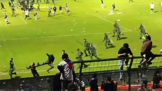  صورة رقم 9 - فيديو: 174 قتيلا و180 جريحا بأعمال شغب عقب مباراة كرة قدم بإندونيسيا