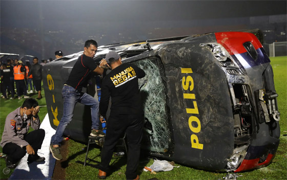  صورة رقم 3 - فيديو: 174 قتيلا و180 جريحا بأعمال شغب عقب مباراة كرة قدم بإندونيسيا