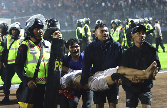  صورة رقم 13 - فيديو: 174 قتيلا و180 جريحا بأعمال شغب عقب مباراة كرة قدم بإندونيسيا