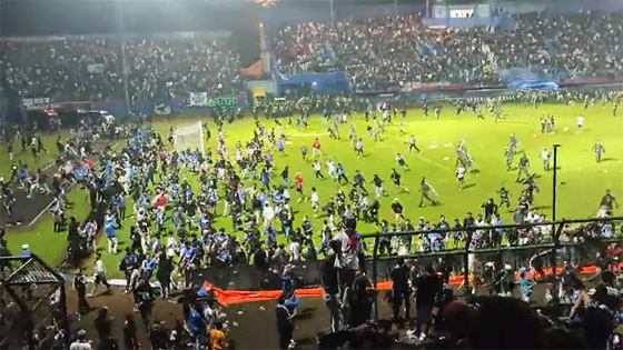  صورة رقم 4 - فيديو: 174 قتيلا و180 جريحا بأعمال شغب عقب مباراة كرة قدم بإندونيسيا