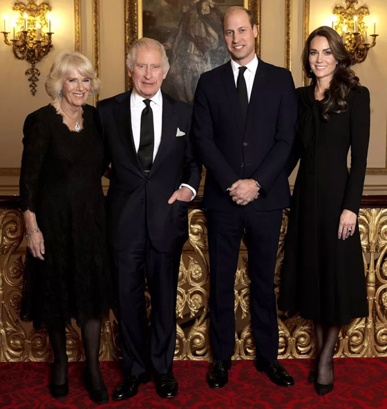إصدار أول صورة رسمية لملك بريطانيا تشارلز وعائلته صورة رقم 1