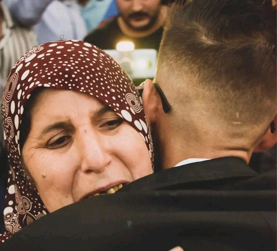  صورة رقم 1 - قصة مؤثرة: دموع أم جزائرية تُحول زفاف ابنها الفقير لحفل أسطوري!
