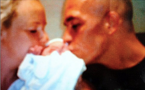  صورة رقم 2 - يتسبب بوفاة طفله بعدما قام بتقبيله