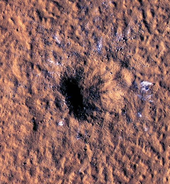  صورة رقم 1 - اكتشاف مثير.. نيزك يضرب المريخ ويفجر جليدا