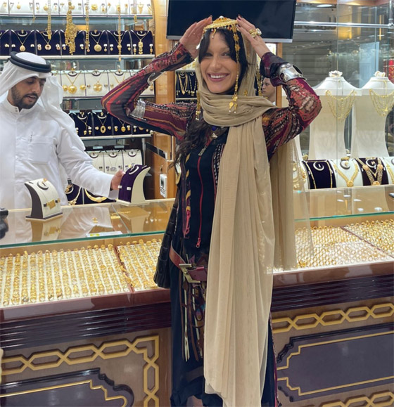  صورة رقم 2 - قطر: بيلا حديد تبالغ بالتزين بالذهب وتعلق دبوس يحمل صورة الفلسطينية شيرين عاقلة