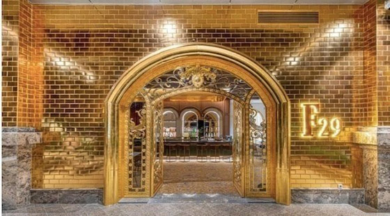  صورة رقم 1 - فندق مدهش بمحتويات كاملة مصنوعة من الذهب الخالص