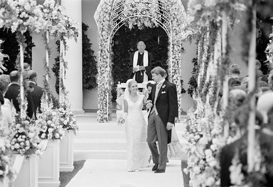  صورة رقم 14 - زواج حفيدة بايدن بالبيت الابيض.. حفل زفاف خاص “يغضب” وسائل الإعلام