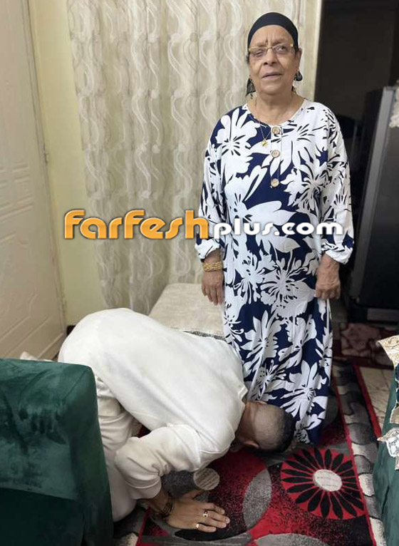  صورة رقم 1 - حسن شاكوش يقبل قدم والدته بعد إعلان حفله في المونديال.. 