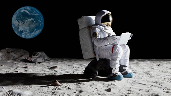 متى سيتمكن رواد الفضاء من العيش على القمر؟ 