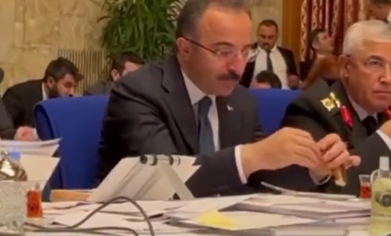  صورة رقم 2 - مسؤول تركي يتناول الكعك والشاي بالبرلمان أثناء مشادة بين الحكومة والمعارضة