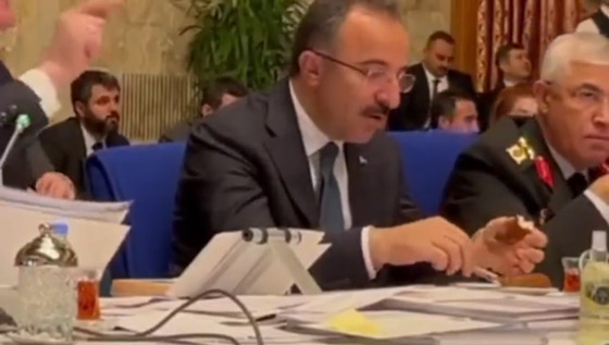  صورة رقم 3 - مسؤول تركي يتناول الكعك والشاي بالبرلمان أثناء مشادة بين الحكومة والمعارضة