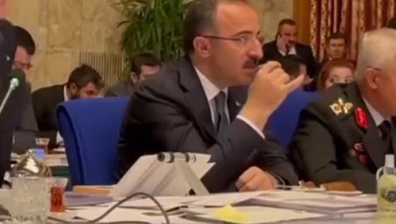  صورة رقم 4 - مسؤول تركي يتناول الكعك والشاي بالبرلمان أثناء مشادة بين الحكومة والمعارضة