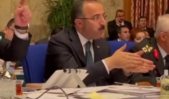  صورة رقم 5 - مسؤول تركي يتناول الكعك والشاي بالبرلمان أثناء مشادة بين الحكومة والمعارضة