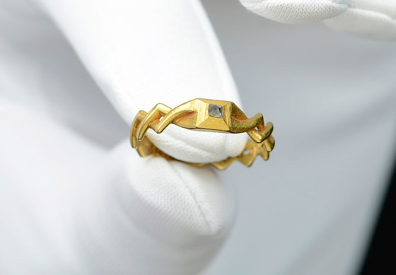  صورة رقم 1 - بريطاني يعثر على خاتم من العصور الوسطى يقدر ثمنه بـ35 ألف دولار!