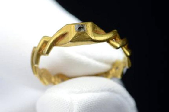  صورة رقم 6 - بريطاني يعثر على خاتم من العصور الوسطى يقدر ثمنه بـ35 ألف دولار!