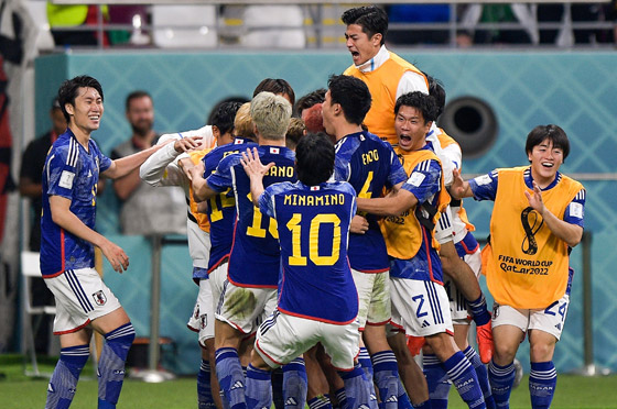  صورة رقم 14 - ليس بالفوز على ألمانيا فقط.. لاعبو منتخب اليابان يبهرون العالم!