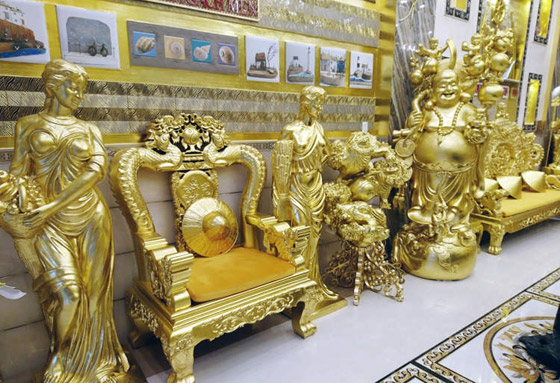 صور : رجل أعمال فيتنامي يبني منزلاً من الذهب لجذب السياح صورة رقم 3