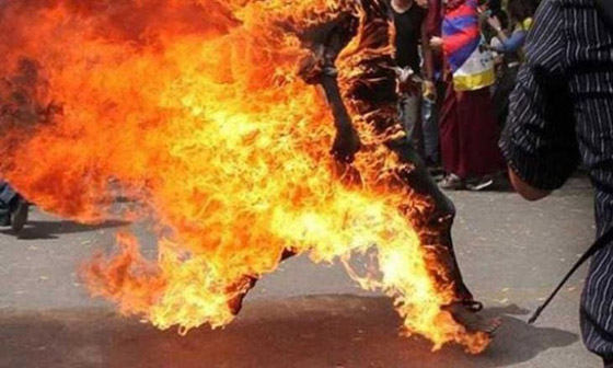  صورة رقم 1 - ثمانيني هندي يضرم النار بنفسه احتجاجاً على 