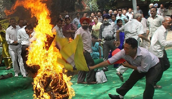  صورة رقم 4 - ثمانيني هندي يضرم النار بنفسه احتجاجاً على 