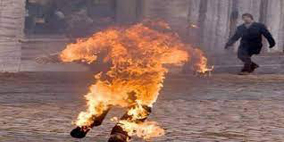  صورة رقم 6 - ثمانيني هندي يضرم النار بنفسه احتجاجاً على 
