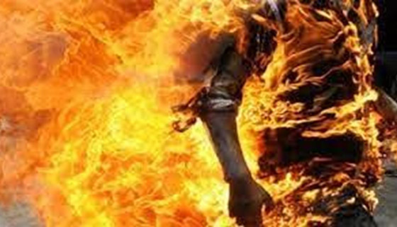  صورة رقم 7 - ثمانيني هندي يضرم النار بنفسه احتجاجاً على 