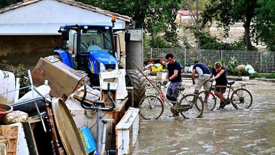 جرفتهم المياه والانهيارات.. قتيلة و11 مفقوداً في إيطاليا صورة رقم 2