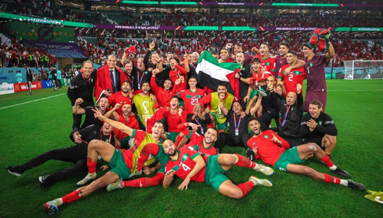 رافعين علم فلسطين.. لاعبو المغرب يحتفلون بتأهلهم لربع نهائي مونديال قطر (فيديو) صورة رقم 3