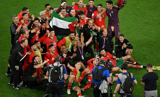 رافعين علم فلسطين.. لاعبو المغرب يحتفلون بتأهلهم لربع نهائي مونديال قطر (فيديو) صورة رقم 4